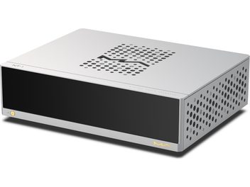 Matrix Audio NT‑1 digital transport i sølvgrå aluminium, set fra højre forfra i trekvart vinkel, sort glat glasfront med en enkelt gylden tænd/sluk-knap nederst til venstre, gyldent "MA"-logo til højre, højre side og top med cirkulære ventilationsgittere og bølget midtermønster