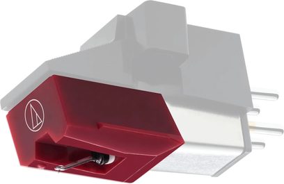 Czerwony wkład wymienny (igła) Audio Technica ATN95EX do gramofonu, zbliżenie na końcówkę zamontowaną w szarej wkładce