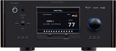 Sort Rotel RAP-1580MKII hjemmebiografsforstærker, frontpanel med skærm der viser "VIDEO 1" og lydstyrke på 77, knapper, drejeknap