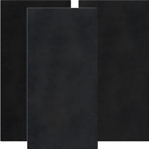 To rektangulære, sorte paneler af stof eller skum i portrætformat, side om side på en sort baggrund