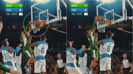 Montaj side-by-side al unei acțiuni de dunk în sală, jucător în tricou verde apucând un inel metalic portocaliu cu panou transparent, apărători în alb și albastru în jur, cerc de evidențiere și mic tabel de scor suprapus, vedere din unghi de jos, trei sferturi