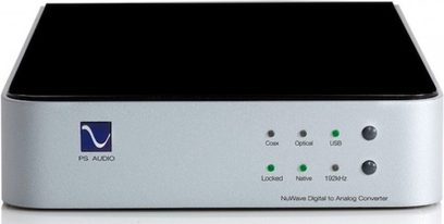 PS Audio NuWave DAC sidabrinės spalvos skaitmeninis-analoginis garso keitiklis, priekinis vaizdas, sidabrinis stačiakampio formos korpusas, juoda priekinė dalis su LED ir mygtukais