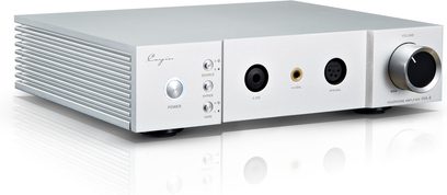 Preamplificatore per cuffie Cayin IHA-8 in alluminio argento spazzolato, vista tre quarti anteriore sinistra, lato sinistro dotato di alette di ventilazione, pannello frontale con pulsante di accensione luminoso, tre tasti selettori, tre uscite cuffie 6,35 mm, 4,4 mm e XLR a 4 poli, e un ampio potenziometro del volume a destra