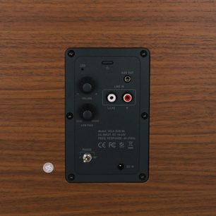 Vela Sub 8A subwoofer, rektangulær sort bagpanel, 2 cirkulære knapper, 2 RCA-indgange, 1 aux-udgang, faseomskifter