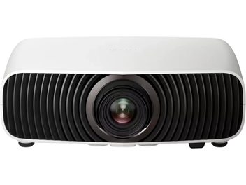 Biely videoprojektor Epson EH-LS7500, pohľad spredu so stredovým objektívom a čiernym rebrovaným čelným panelom