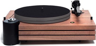 Gramofon Music Hall MMF 9.3 ořech, pohled shora, matně černý talíř, raménko, přenoska, dřevěný podstavec