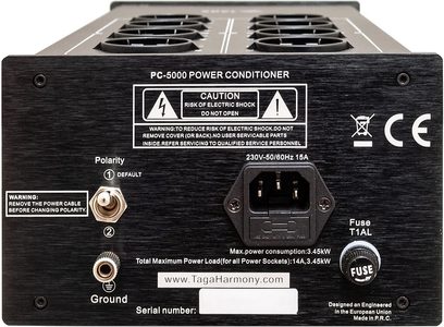 Taga Harmony PC-5000 sort strømforsyning, frontvisning, 8 stikkontakter, afbryder, LED-indikator, sikringsholder, etiketter