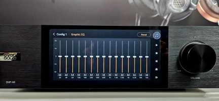 15-bands grafische equalizer op LCD-scherm van een audioversterker, bedieningsknoppen en hoofdtelefoonaansluitingen op het voorpaneel