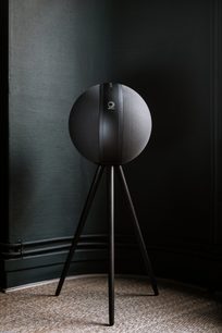 Trådløs, tilsluttet Elipson Planet W35+ højttaler i sort på sort stativ, set forfra i frøperspektiv på mørkegrå baggrund