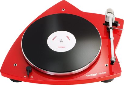 Platine vinyles Thorens TD 209 rouge laqué, vue de dessus en plongée à 45°, plateau noir, bras de lecture argenté