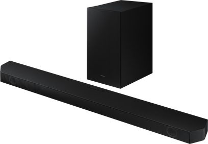 Samsung HW-Q60B/ZF soundbar i sort set fra 3/4 forfra, med matchende subwoofer