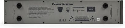 Graue iFi Audio Power Station Steckdosenleiste, Vorderansicht mit Steckdosen, USB-Anschlüssen und Schaltern, auf weißem Hintergrund