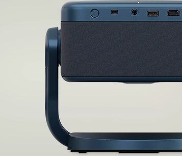 Epson EF-22N projektor, set fra siden, matblå rektangulær kasse, buet støtte, synlige porte på bagpanelet