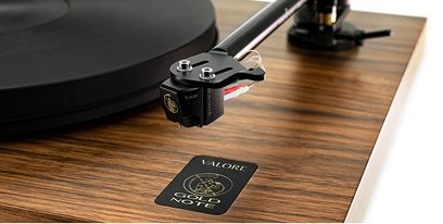 Hi-fi gramofon Gold Note Valore 425 Plus ořech s ramenem B-5, ořechová povrchová úprava, detailní pohled shora na rameno přenosky