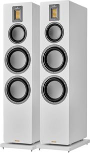 AudioVector QR7 SE gulvhøjttalerpar, kabinet med mat hvid finish, gylden bånddiskant og tre sorte, cirkulære enheder placeret oven på hinanden, set fra trekvart forfra