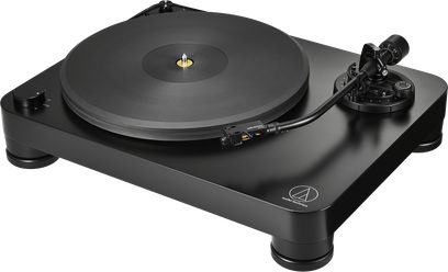 Juoda vinilo patefonas Audio Technica AT-LP7X, matomas iš trijų ketvirčių, su dideliu disku ir tiesia tonarma dešinėje pusėje