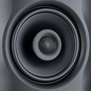 Fluid Audio FX80 Monitorlautsprecher, Nahaufnahme der matten schwarzen runden Lautsprechermembran mit hexagonalem Metallgitter in der Mitte