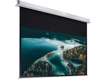 Розгорнутий моторизований екран Lumene Show Place HD 240C, на якому відображається аерозйомка бірюзового озера, оточеного осінніми лісами