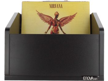 Sarı karton kutu, siyah fon üzerinde kırmızı kanatlı anatomik bir melek görüntüsü, üstte "NIRVANA" yazısı