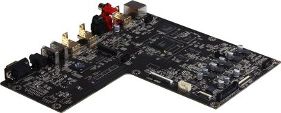 Černá elektronická deska s elektronickými součástkami, konektory a červeným objektem, detailní pohled shora