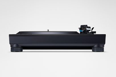 Čierna hi-fi gramofónová prehrávaná doska Technics SL-100CEG-K, pohľad spredu, rameno s prehrávaciou hlavičkou, tanier, tlačidlá a ovládací gombík