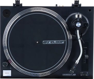 Hi-fi pladespiller Reloop RT-1 BT set ovenfra med sort cirkulær pladetallerken, buet sølvfarvet tonearm og sidekontroller