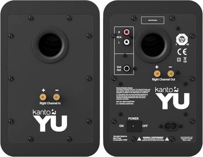 Rückansicht eines Sets aus zwei schwarzen Kanto YU WLAN-Lautsprechern, mattschwarzes Holzgehäuse, runde Bassreflexöffnung, weißes Logo und vergoldete Anschlussterminals, die rechte Box zusätzlich mit RCA-Eingängen, Subwoofer-Ausgang, Schalter und Netzanschluss