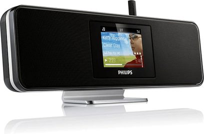 Philips NP2900 sort digital radio med farvedisplay, der viser "Kitty Higgins Clear Day", set forfra i nærbillede