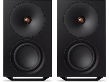 Μαύρα ασύρματα ηχεία Cambridge Audio L/R X, μπροστινή όψη με διπλό στρογγυλό γούφερ και κεντρικό χάλκινο τουίτερ
