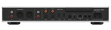 Rektangulärt hi-fi-ljudchassi i silverfärgad aluminium, svart bakpanel sedd bakifrån med dubbla XLR-utgångar, RCA-par för in- och utgång, orange koaxialingångar, optiska portar, HDMI, USB-B och USB-A, RJ45-port, trigger-minijack och IEC-nätanslutning