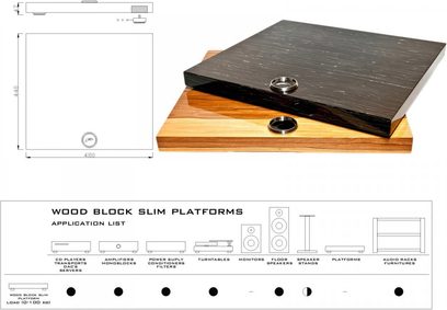 Rektangulær træplatform bestående af to overlagte træblokke, hvor den øverste er mindre og mørkere end den lyse nederste, med to runde metalfødder