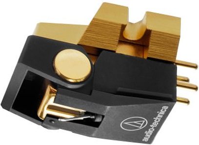 Sort og gylden Audio Technica AT-150SA pladespillercelle, set ovenfra i nærbillede på en lys træoverflade
