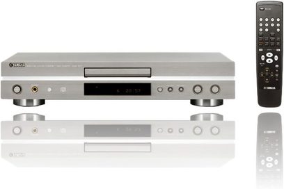 Yamaha CDX-497 sølvfarvet CD-afspiller, set forfra, med digitalt display, lukket CD-bakke og sort fjernbetjening