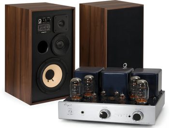 Pár vintage reproduktorů Elipson s ořechovou povrchovou úpravou s elektronkovým zesilovačem, pohled zepředu ze tří čtvrtin