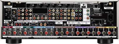 Denon AVR-X6200W sort hjemmebiografsforstærker, set forfra, med mange lyd- og videostik på bagsiden, knapper og drejeknapper på toppen
