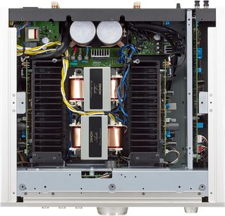 Wzmacniacz hi-fi stereo Denon PMA-2500NE w kolorze srebrnym, widok wewnętrzny z przodu, obwody elektroniczne, transformatory, radiatory