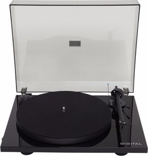 Pro-Ject Essential II Digital pladespiller i sort lak, set forfra med gennemsigtig støvlåg løftet op
