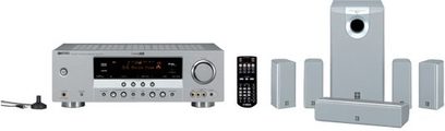 Yamaha AV-3103 hjemmebiografsystem bestående af en forstærker, to højttalere og en fjernbetjening, set forfra