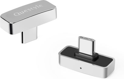 Trasmettitore wireless USB-C Questyle QCC Dongle compatto argento, corpo rettangolare in metallo e superficie nera vista dall’alto