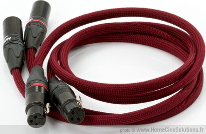 Balanceret XLR-lydkabel fra MPC Audio i rød bordeauxfarve med sorte 3-bens XLR-stik i enderne