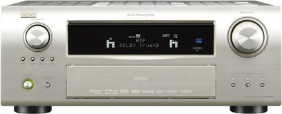 Denon AVR-2809 sølvfarvet hjemmebiograf-forstærker, set forfra, blå skærm, sølvfarvede knapper og drejeknapper, 2 hovedtelefonstik foran