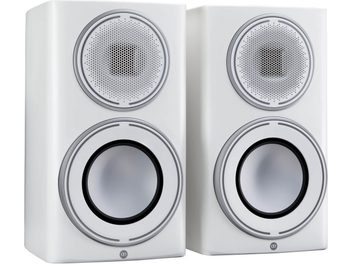 Dos altavoces de estantería Monitor Audio Platinum 100 3G en blanco satinado, con altavoces plateados y pies cromados