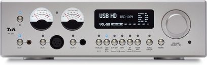 Preamplificator de căști T+A HA 200 argintiu din metal periat, vedere din față cu două vumetre analogice, un ecran de afișaj, un buton mare de volum în dreapta și un șir de prize și butoane pe panoul frontal