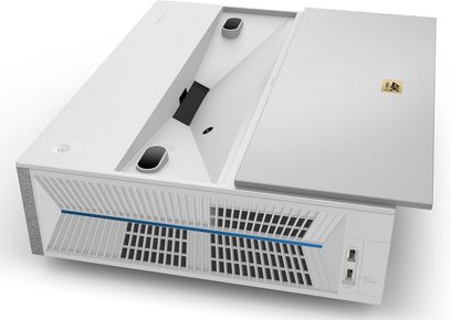 Benq V6000 hvid videoprojektor, set ovenfra, ventilationsgitre, to indbyggede højttalere, tilslutningsporte på bagsiden