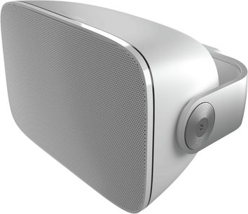 Witte Bowers & Wilkins AM1 outdoor luidspreker, driekwart vooraanzicht rechts, satijnen kunststof behuizing met groot geperforeerd metalen rooster en geborstelde zijwandbeugel