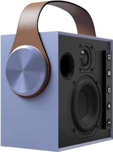 Prenosni bluetooth zvočnik Morel Biggie v svetlo modri barvi, pogled s treh četrtin, mat svetlo modro kockasto ohišje s črno sprednjo stranjo, velika okrogla krtačena kovinska vrtljiva tipka na levi strani, ukrivljen rjav usnjen ročaj na vrhu, vidni zvočniki in navpični gumbi