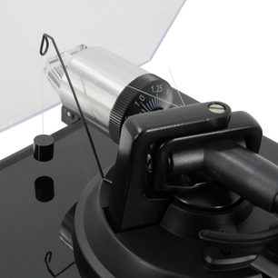 Enova HIFI Vision 4 USB sort pladespiller, nærbillede fra siden af tonearm med pickup og kontravægt