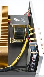 Ampli hi-fi stéréo Pier Audio MS-680SE, vue intérieure montrant transformateur, radiateur, circuits imprimés et câblage
