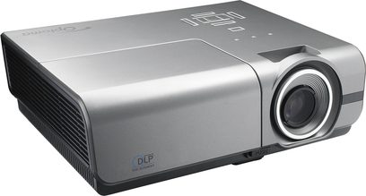 Optoma EH1060 videoprojektor i gråsølv, set fra en trekvartvinkel forfra, med frontvisning af linsen og ventilationsrillerne