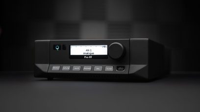 Cyrus Pre-XR sort stereforstærker, frontvisning, analog display, knapper til input, mute, phones, bal, filter, menu